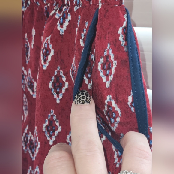 GREAT QUALITY SOFT COMFY WOMEN'S RED/BLUE SHORTS BY SOCIALITE SIZE MEDIUM - Picture 2 of 4